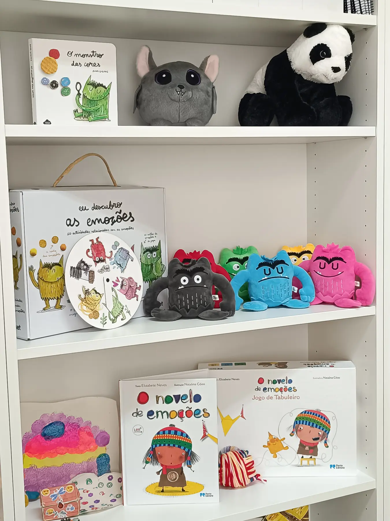 Livros, jogos e peluches utilizados nas atividades da Janela dos Afetos