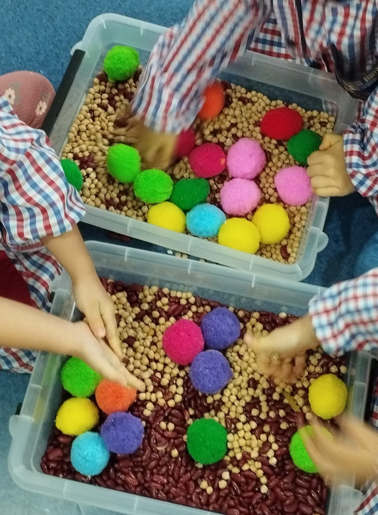 Exploração de materiais na caixa sensorial do programa Brincar com os Sentidos