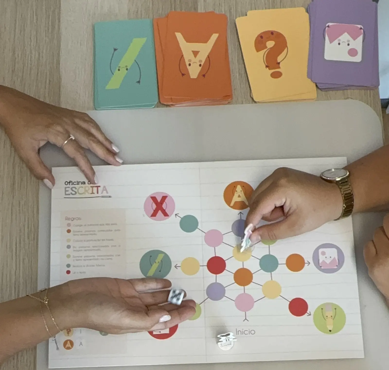 Jogo e tabuleiro da Oficina de Escrita utilizado na estimulação de competências fonológicas e leitura na Janela dos Afetos